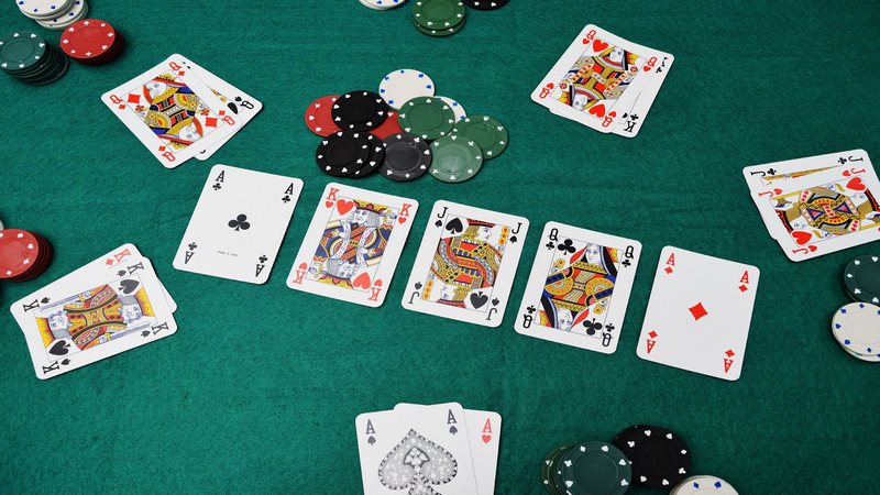 Việc nắm rõ các bộ bài và thứ tự sức mạnh của lá bài rất quan trọng